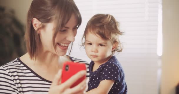 Madre Feliz Niña Teniendo Chat Vídeo Teléfono Inteligente Grabado Raw — Vídeo de stock