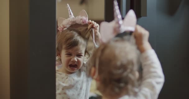 Fetiţa Uită Costumul Oglindă Urăşte Amuzant Clip Din Viaţa Reală — Videoclip de stoc