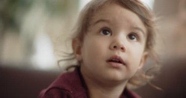 Kanepede duran bir çocuğun portresi. 4K RAW 'da bir sinema kamerasında çekildi..