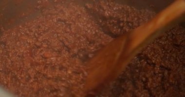 Bolong sosunun yavaş çekimde pişirilmesi. 4K RAW 'da bir sinema kamerasında çekildi..