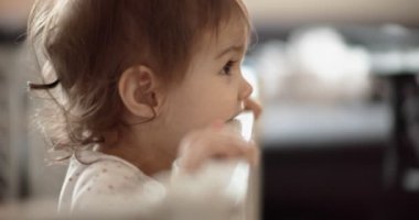 Annesini görünce heyecanlanan bir kızın profili. 4K RAW 'da bir sinema kamerasında çekildi..