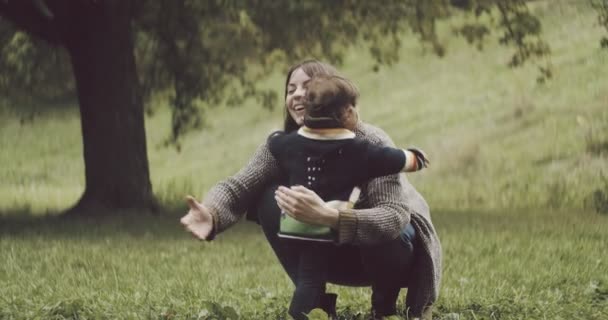 Bonita Menina Correndo Para Sua Mãe Para Abraço Filmado Raw — Vídeo de Stock