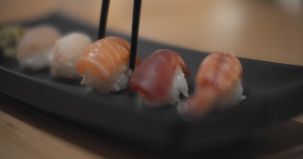 Nahaufnahme Von Sushi Das Mit Essstäbchen Gegessen Wird Gedreht Raw — Stockvideo