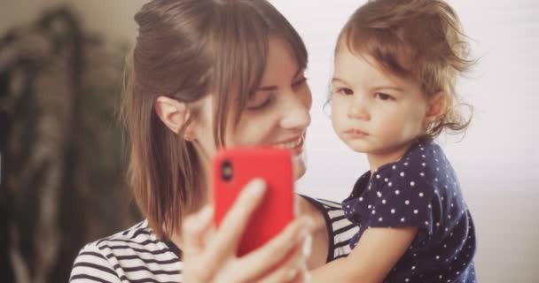 Felice Madre Bambina Avendo Video Chat Smartphone Girato Raw Una — Video Stock