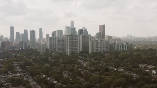 일반적 비기술적 대도시의 사진을 공중에 설치하는 — 비디오