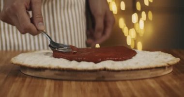 Evde ağız sulandıran bir pizza hazırlıyorum. RAW 'da bir sinema kamerasında çekildi..