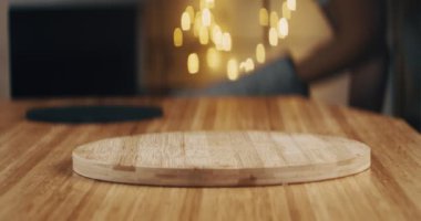 Evde ağız sulandıran bir pizza hazırlıyorum. RAW 'da bir sinema kamerasında çekildi..