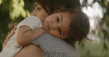 Anne üzgün küçük kızı teselli ediyor. 4K RAW 'da bir sinema kamerasında çekildi. Anamorfik bokeh.