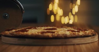 Evde ağız sulandıran bir pizza hazırlıyorum. RAW 'da bir sinema kamerasında çekildi..