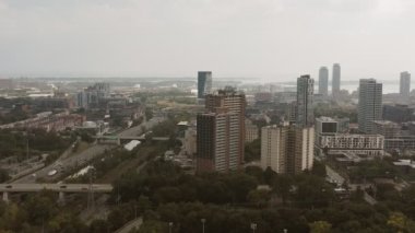 Genel, tanımlanamayan bir metropolün havadan çekilmiş görüntüsü. 4K Sinematik Görüntüler.