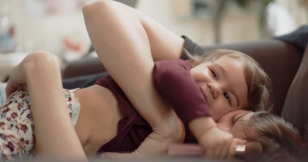 Mama Kitzelt Baby Mädchen Auf Der Couch Gedreht Raw Mit — Stockvideo