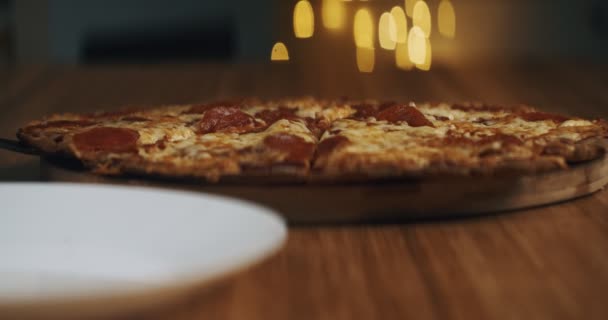 在家准备一个令人垂涎欲滴的披萨 在电影摄像机上拍的照片 — 图库视频影像