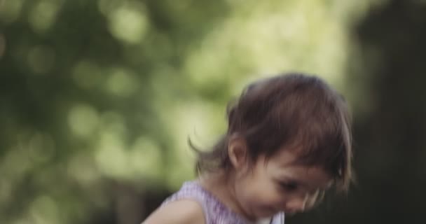 Cute Baby Girl Zwiedzanie Parku Pod Koniec Lata Nakręcony Raw — Wideo stockowe