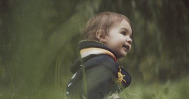 Sonbaharın başında açık havada gezen tatlı bir kız bebek. 4K RAW 'da bir sinema kamerasında çekildi..