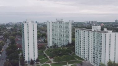 Alacakaranlıkta büyük bir şehirde genel bir apartmanın havadan çekim görüntüsü. Sinematik 4K görüntüleri.