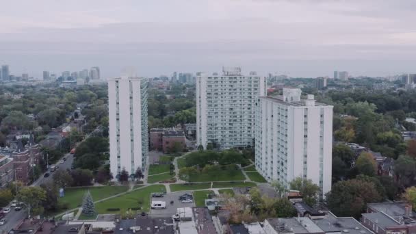 夕暮れ時に大都市の一般的なアパートの建物の空中確立ショット シネマティック4K映像 — ストック動画