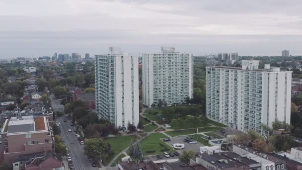 Letecký Snímek Generického Činžovního Domu Velkém Městě Soumraku Kinematografické Záběry — Stock video