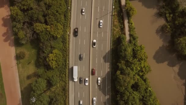 在阴云密布的日子里 空中建立公路交通的镜头 电影4K镜头 — 图库视频影像