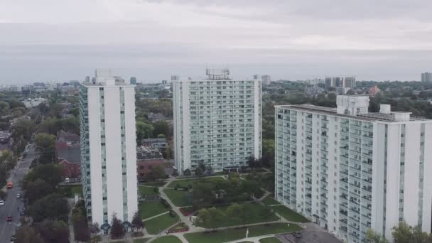 Luchtopname Van Een Generiek Appartementencomplex Een Grote Stad Schemering Filmbeelden — Stockvideo