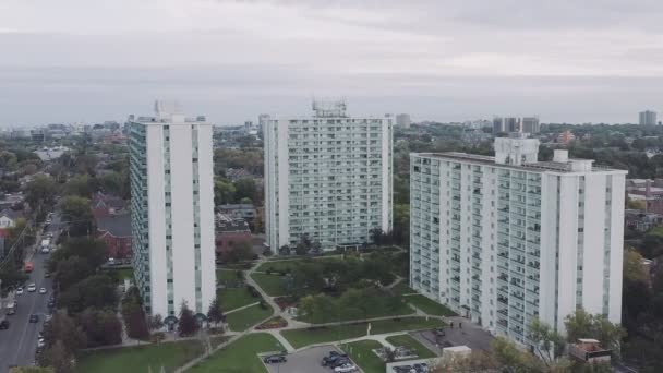 黄昏时分 一座大城市的通用公寓楼的空中拍摄 电影4K镜头 — 图库视频影像