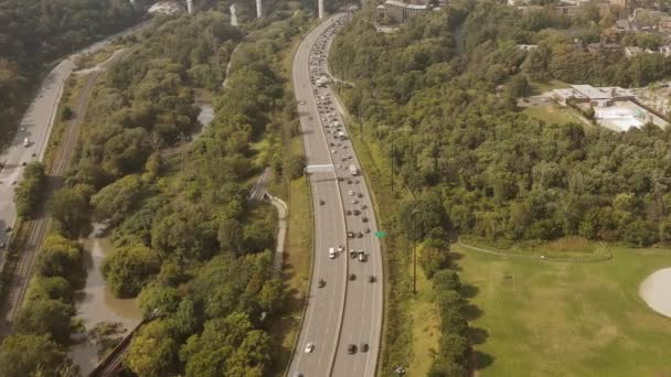 Luftaufnahme Des Straßenverkehrs Einem Bewölkten Tag Filmmaterial — Stockvideo