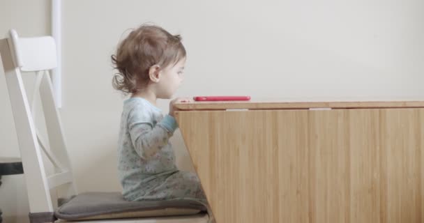 Toddler Girl Menggunakan Ponsel Atas Meja Shot Raw Cinema Camera — Stok Video
