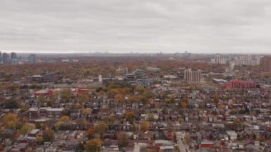 Toronto 'nun kenar mahallelerinde sonbahar renklerinin doruk noktasında çekilmiş hava görüntüleri. Sinematik 4K görüntüleri.