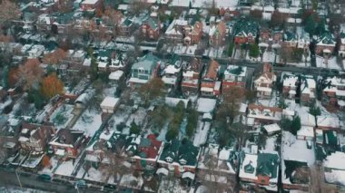 Toronto 'da kar yağışı sonrası havadan çekilmiş bir görüntü. Sinematik 4K görüntüleri.
