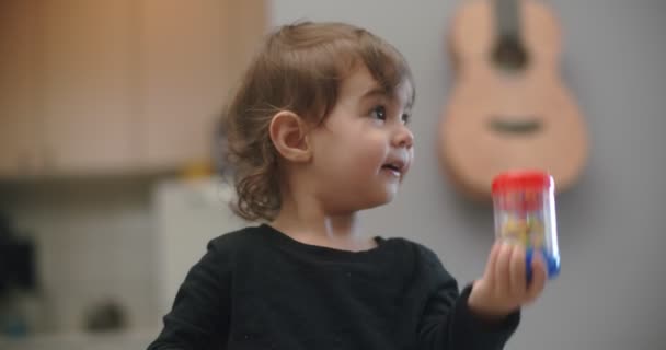かわいい1歳の幼児の女の子 シネマカメラで4K Rawで撮影 — ストック動画