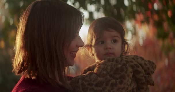 Matka Dcerka Podzim Prozkoumávají Okolí Skutečný Život Upřímné Záběry Snímek — Stock video
