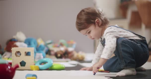 Fechar Desenho Criança Com Lápis Cera Filmado Raw Uma Câmera — Vídeo de Stock