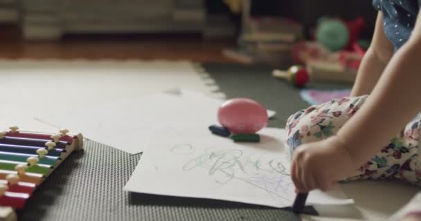 Pastel Boyalarla Çocuk Çizimlerine Yakın Çekim Raw Bir Sinema Kamerasında — Stok video