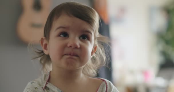 小さなすすり泣きの少女の肖像画 シネマカメラで4K Rawで撮影 — ストック動画
