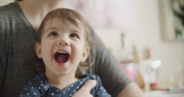 小女孩试图唱出完整的单词 在电影摄像机上拍的4K — 图库视频影像