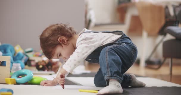 Fechar Desenho Criança Com Lápis Cera Filmado Raw Uma Câmera — Vídeo de Stock