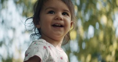 Yazın parkta gezen tatlı bir kız. Gerçek hayat, gizli görüntüler. 4K RAW 'da bir sinema kamerasında çekildi..