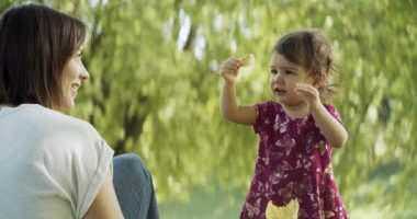 Anne ve küçük kızı dışarıyı keşfediyorlar. 4K gerçek hayat, gizli görüntüler.