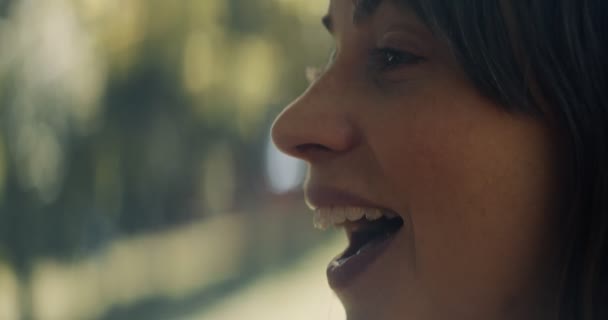 Hermosa Mujer Estornuda Aire Libre Debido Alergia Escenificada Grabado Raw — Vídeos de Stock