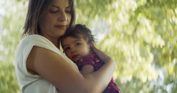 Mutter Und Ihre Kleine Tochter Erkunden Die Natur Echtes Leben — Stockvideo