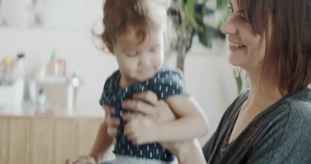 Madre Jugando Con Hija Casa Sofá Vida Real Imágenes Sinceras — Vídeo de stock