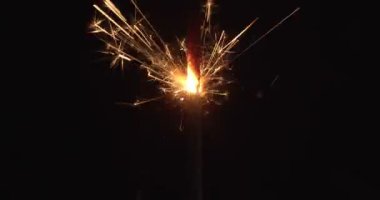 Sparkler Burning 'in 4K Macro shot' ı. RAW 'da bir sinema kamerasında çekildi..