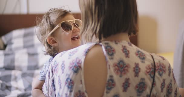 ママのサングラスをかけてる赤ちゃん シネマティック4K映像 — ストック動画