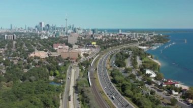Toronto 'ya giden Gardiner Otoyolu' nun Havacılık Kuruluşu Çekimi. Sinematik 4K Görüntü.
