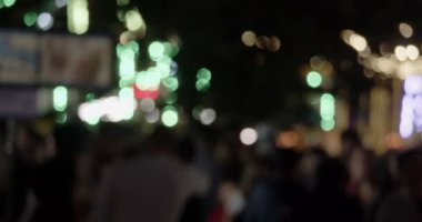 Geceleri panayır alanı. Odaklanamayan görüntü. 4K RAW 'da bir sinema kamerasında çekildi..