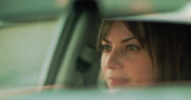 Fotografía Cinematográfica Una Mujer Bonita Conduciendo Durante Día Filmación — Vídeos de Stock