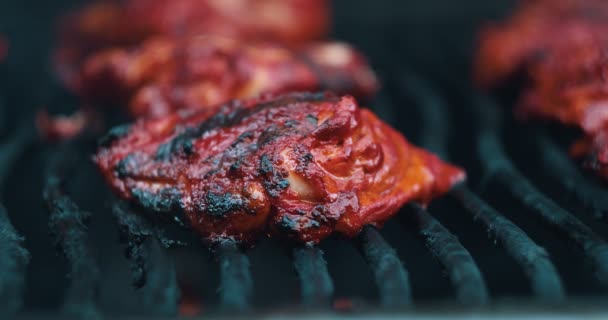 Tandoori Csirke Főzés Egy Grillsütőn Lőtt Raw Egy Mozi Kamera — Stock videók
