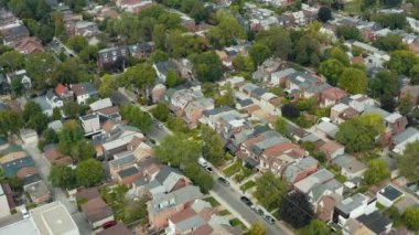 Büyük bir metropolitan şehrindeki yerleşim alanlarının havadan çekim görüntüleri. Sinematik 4K görüntüleri.