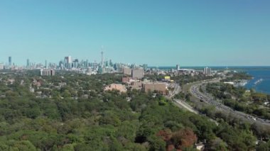 Toronto 'ya giden Gardiner Otoyolu' nun Havacılık Kuruluşu Çekimi. Sinematik 4K Görüntü.