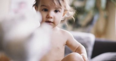 Son derece tatlı bir kızın 4K portresi. RAW 'da bir sinema kamerasında çekildi..