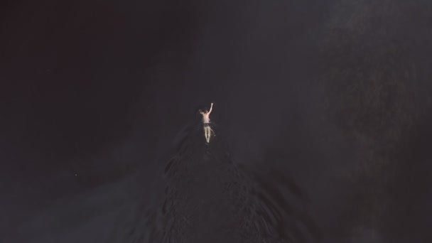 Flygfoto Över Den Kaukasiska Mannen Simning Jättesjön Filmklipp Från — Stockvideo
